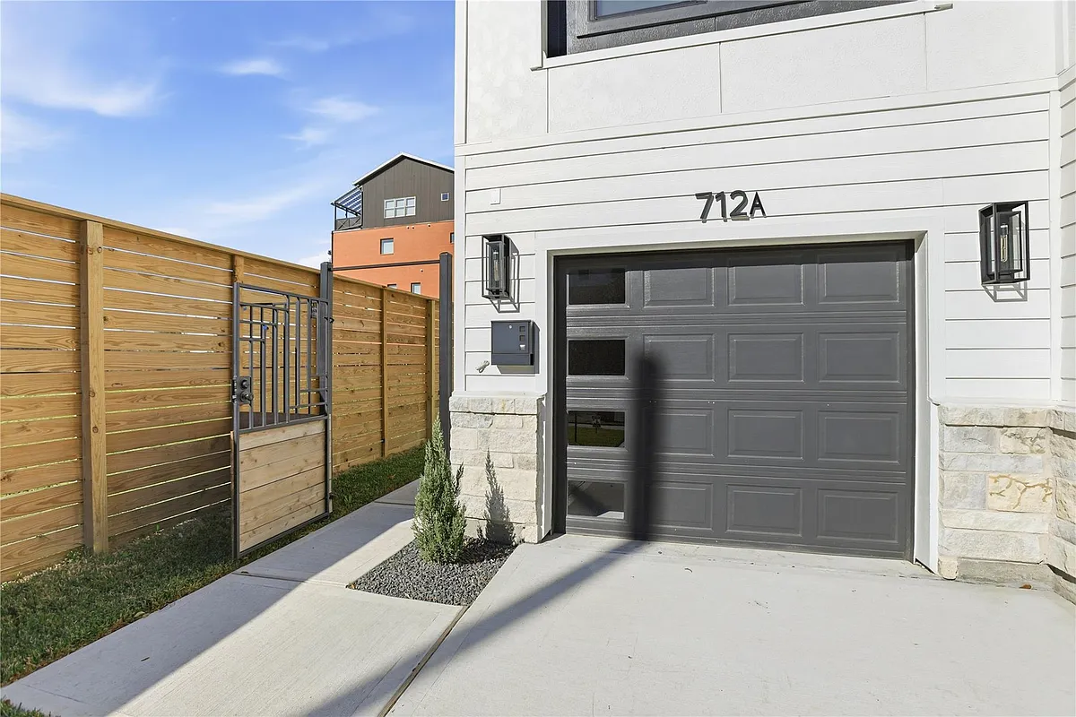 Building Photo - 712 Delano St #A