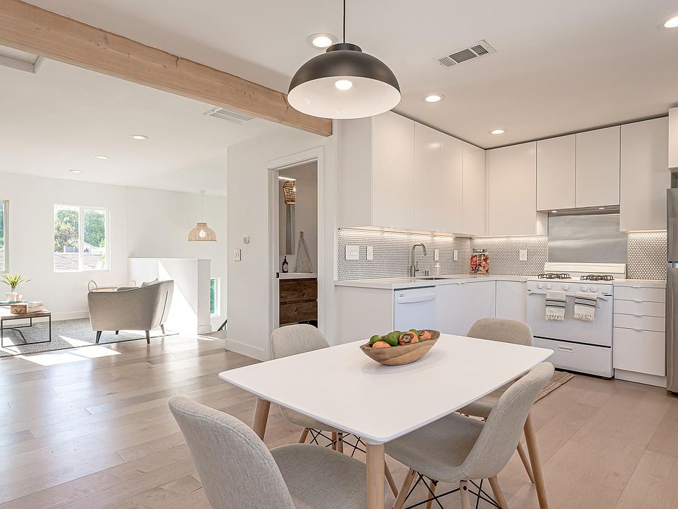 Stove has been updated to Thor Range. Please see other photo.