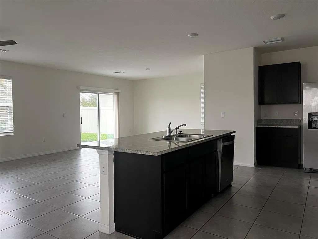 4 bed, 2.5 bath, 2260 sqft, $2,580 — Photo 3