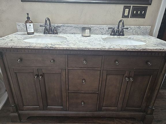 Master bathroom
Granite coun