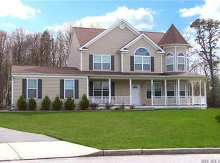 10 Hillcrest Ln, Ridge, NY 11961