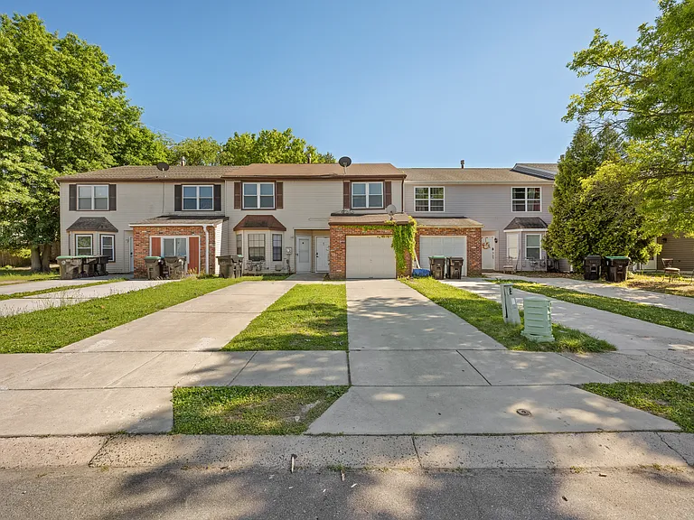 28 Hopewell Ln #B — Photo 2