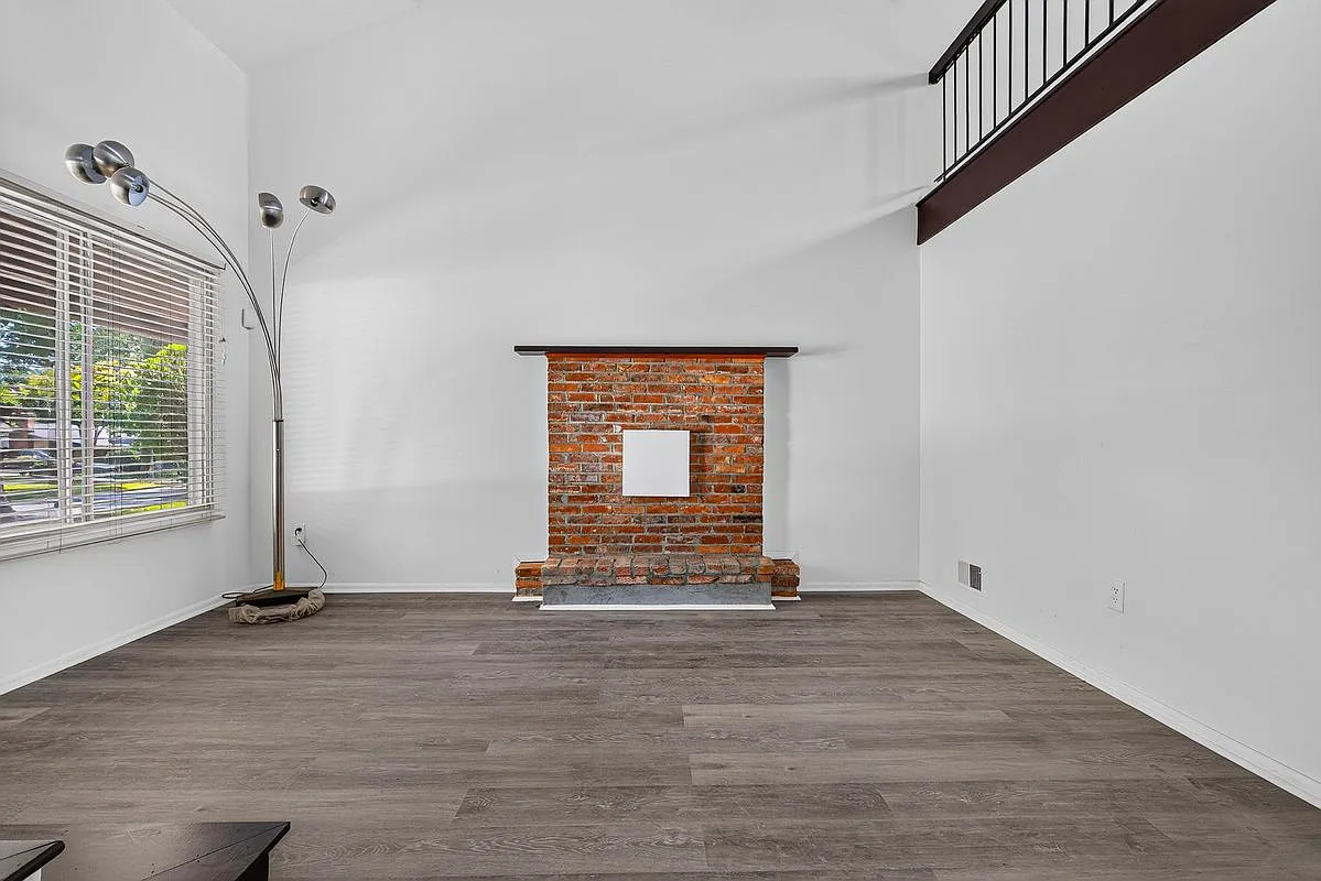 3 bed, 2.0 bath, 1369 sqft, $3,000 — Photo 4