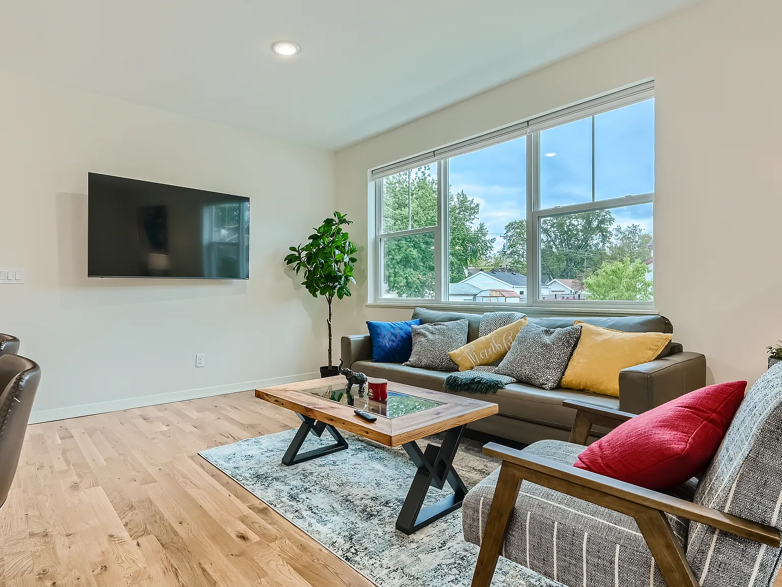 3 bed, 1350 sqft, $2,550 — Photo 3