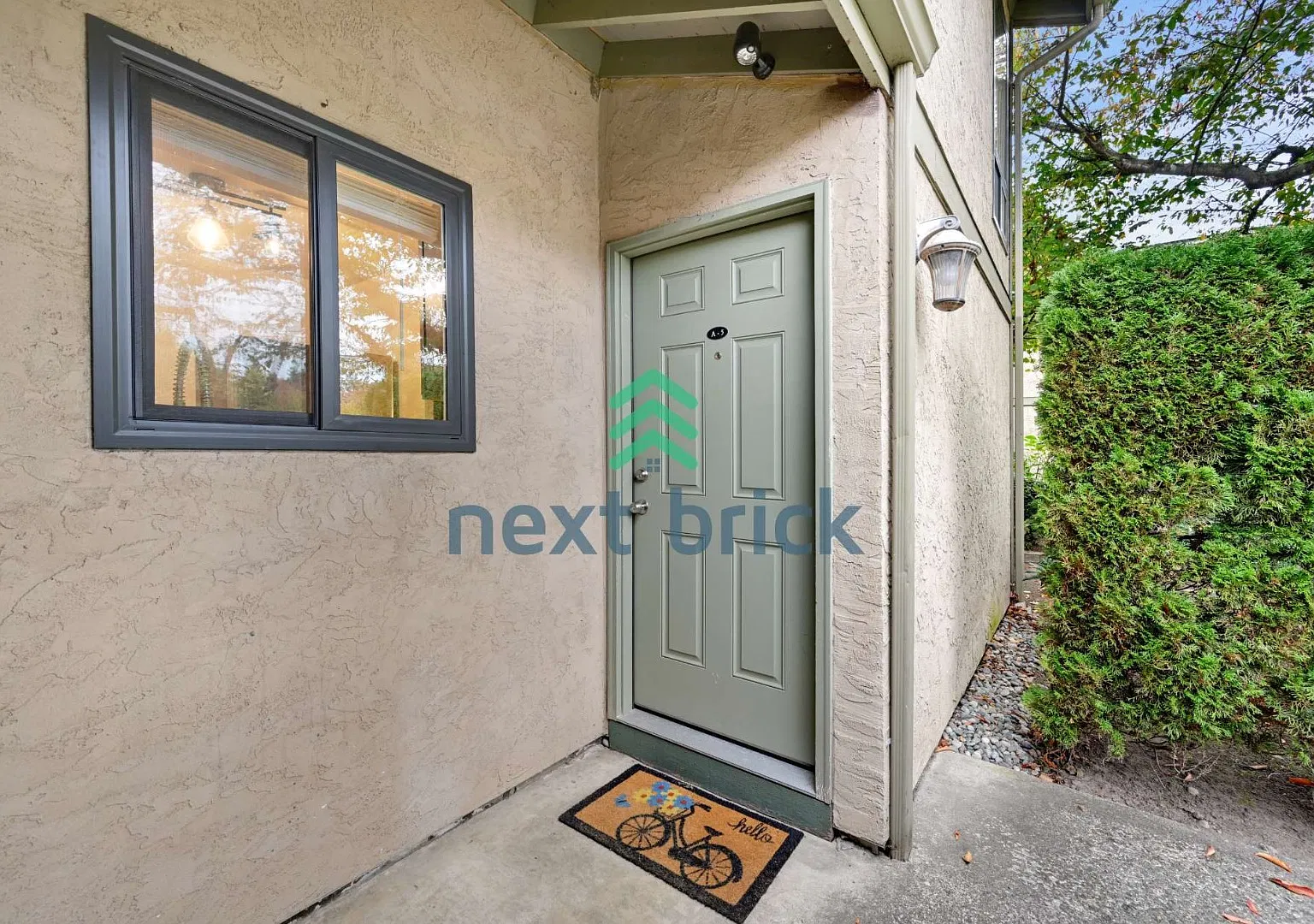 "Charming 2-Bed Townhouse Retreat in Kirkland Cozy Living with 1.5 Baths!" — Photo 2