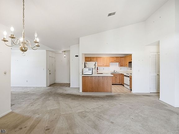 4th image of 12 Smithfield BLDG 23 #12
