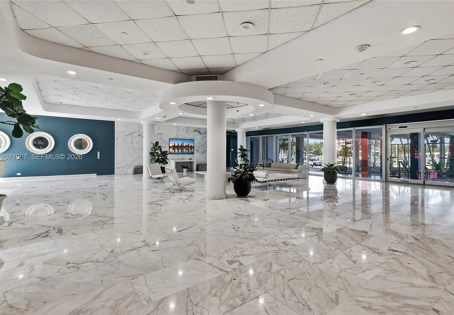Crystal House Condo — Photo 2