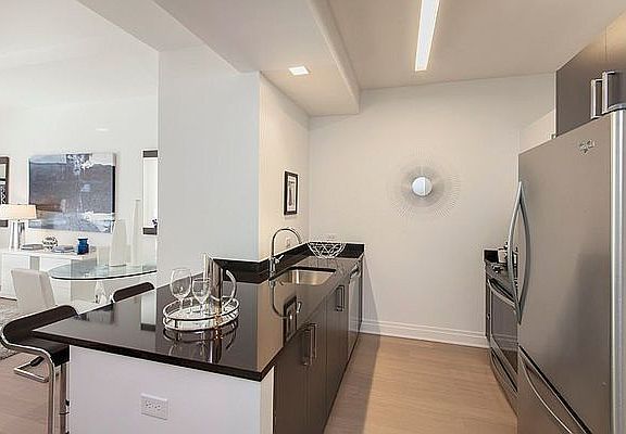 4th image of 70 Pine St APT 1212