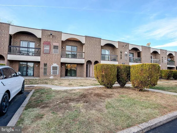 2727 Rhawn St, Philadelphia, PA 19152