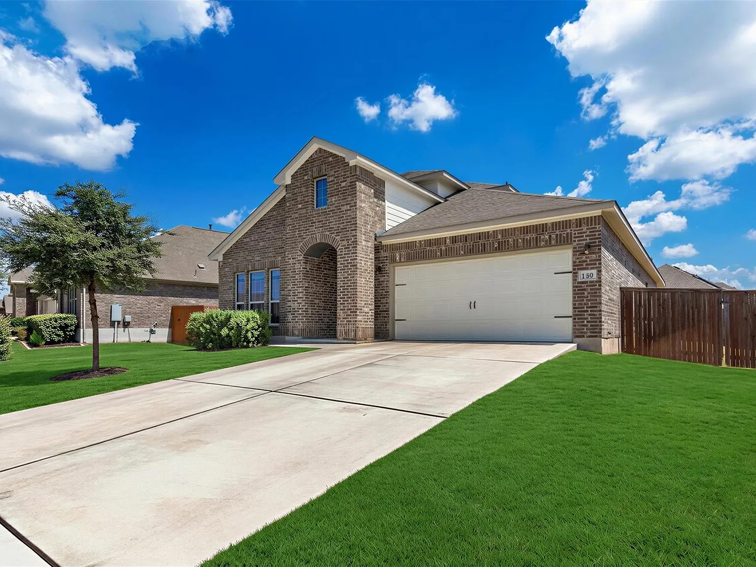 4 bed, 3.0 bath, 2468 sqft, $2,400 — Photo 2