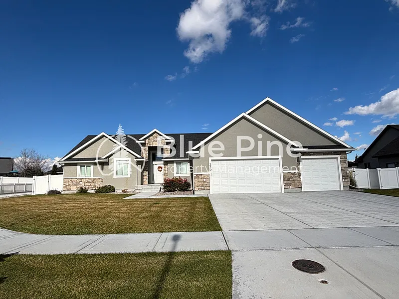 220 Hideout Dr