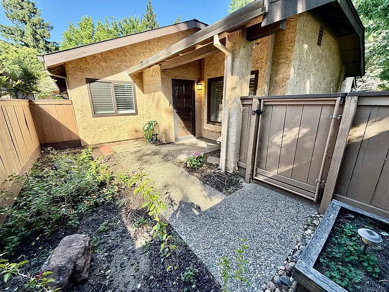 2619 Waverly Ct — Photo 10
