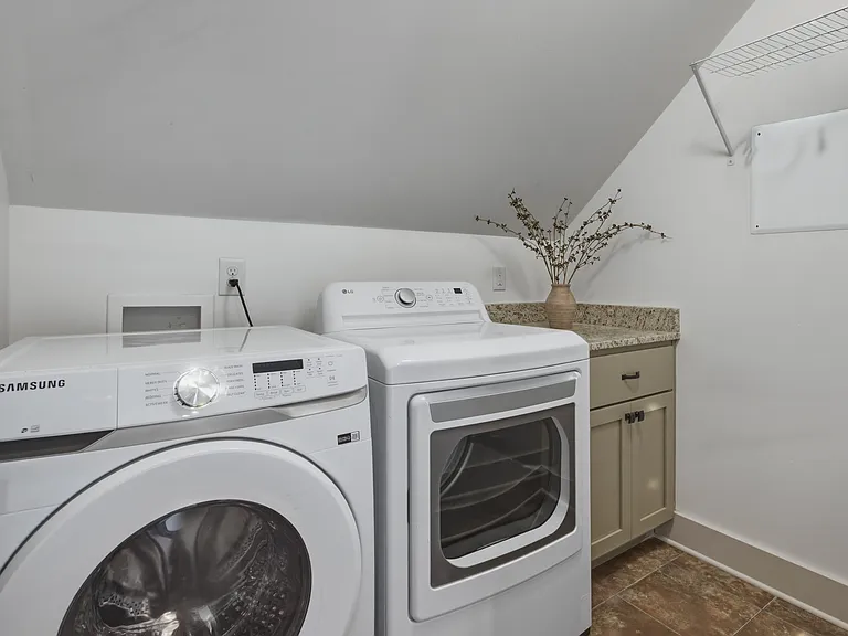 Washer/dryer in the laundry room on floor 2.
