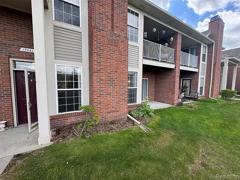 15441 Yale Dr — Photo 2