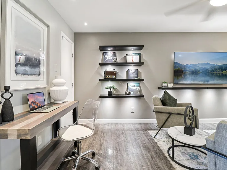 The Ashley at Bluffview Apartments — Photo 11