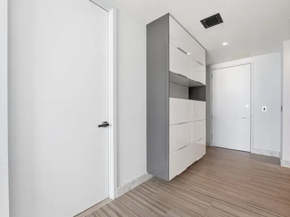 1000 Avenue At Port Imperial image 28 of 38