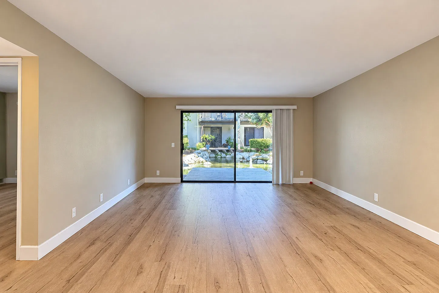 2 bed, 930 sqft, $3,000 — Photo 3