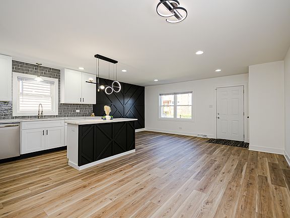 5th image of 1005 W 103rd St