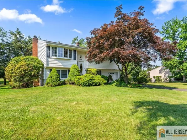 8 Stafford Dr, Piscataway, NJ 08854