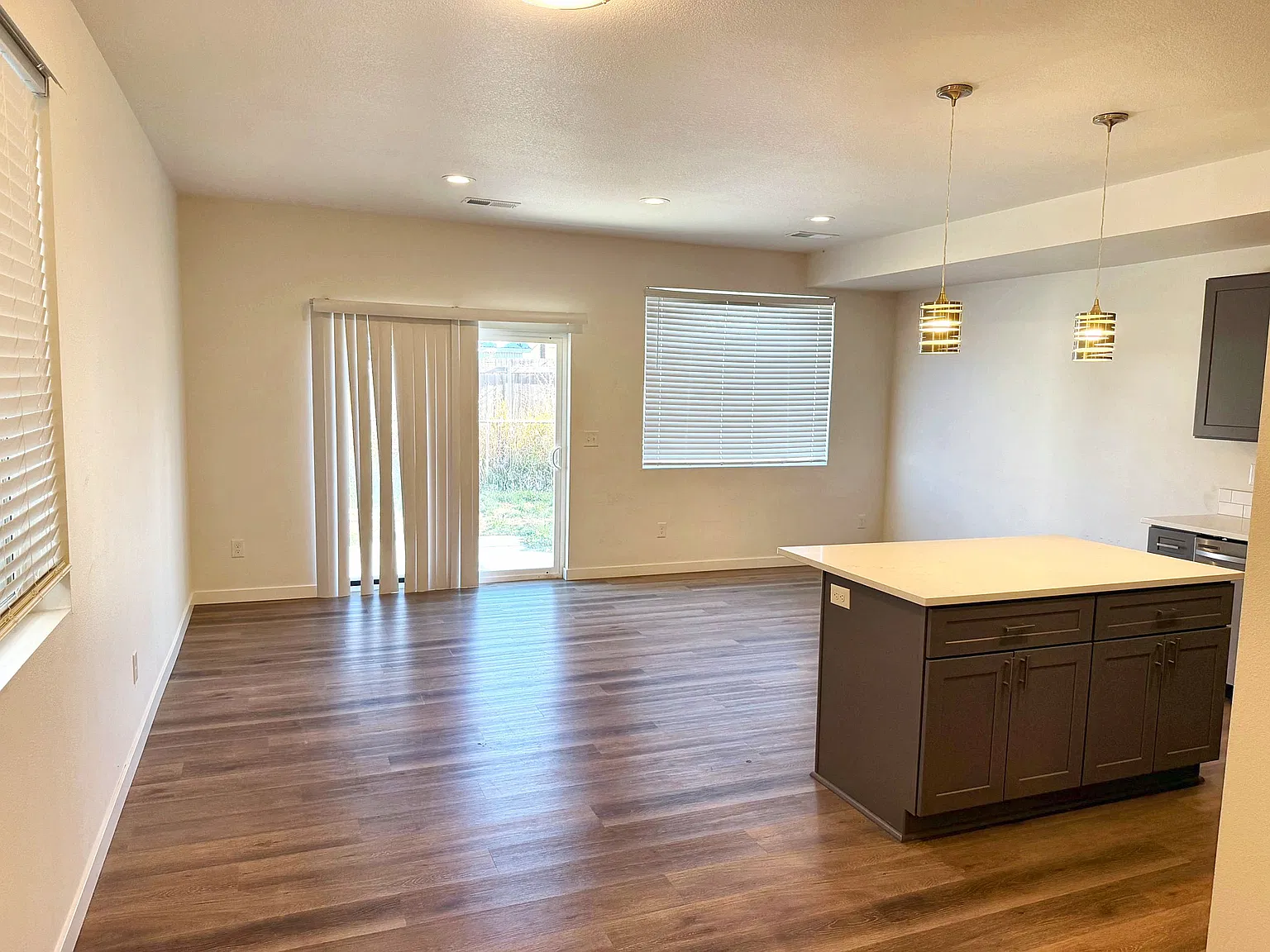 3 bed, 2.5 bath, 1460 sqft, $2,000 — Photo 3