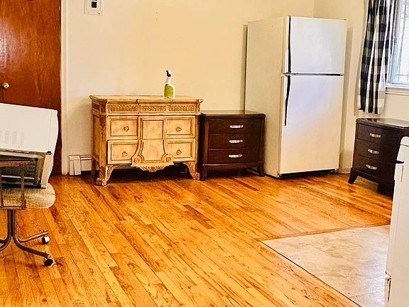 3rd image of 2109 33rd Ave #1