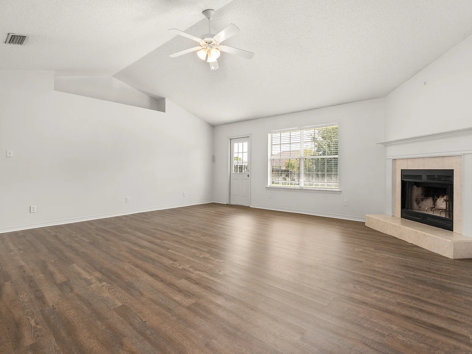 4 bed, 2.0 bath, 1930 sqft, $2,200 — Photo 4