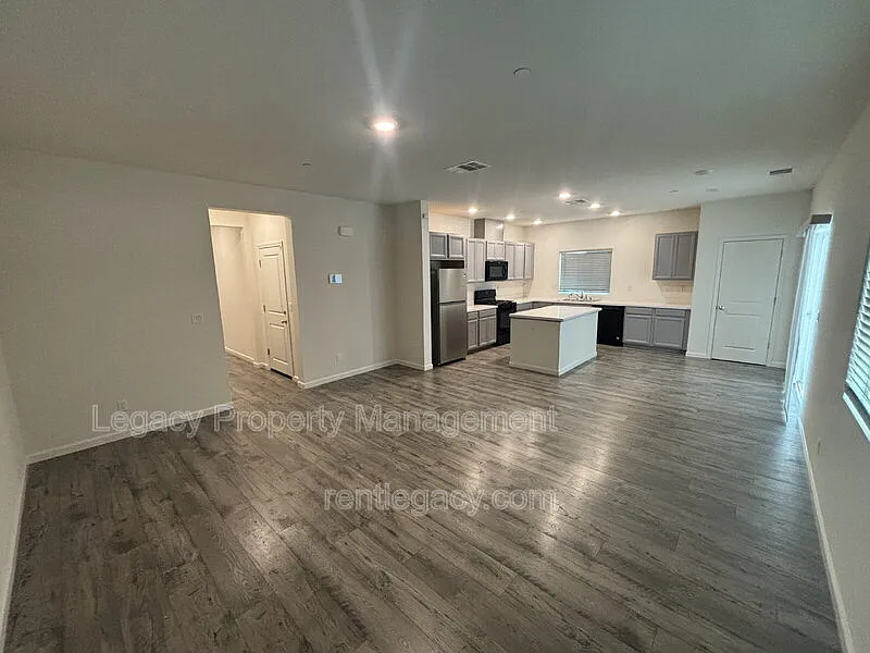 4 bed, 2.5 bath, 1811 sqft, $3,300 — Photo 4