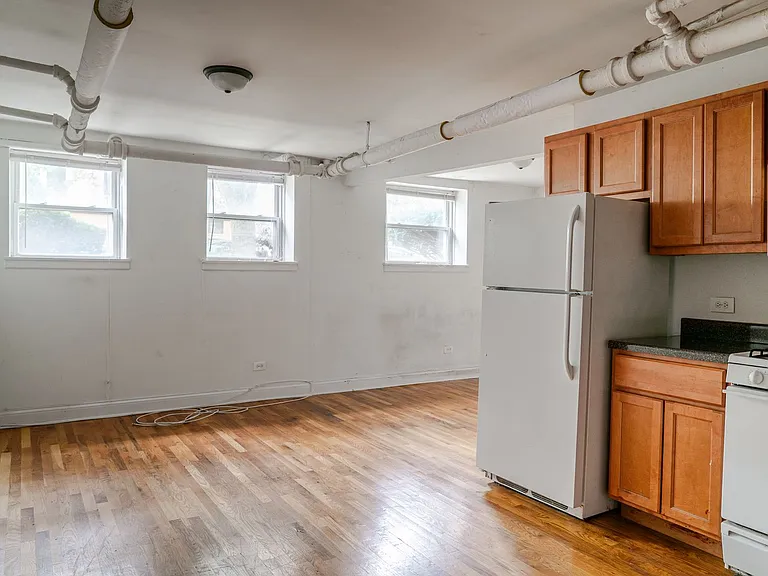 1945-1955 W Montrose Ave #4354-4356 — Photo 3