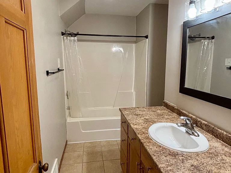221 E Hughes St — Photo 14