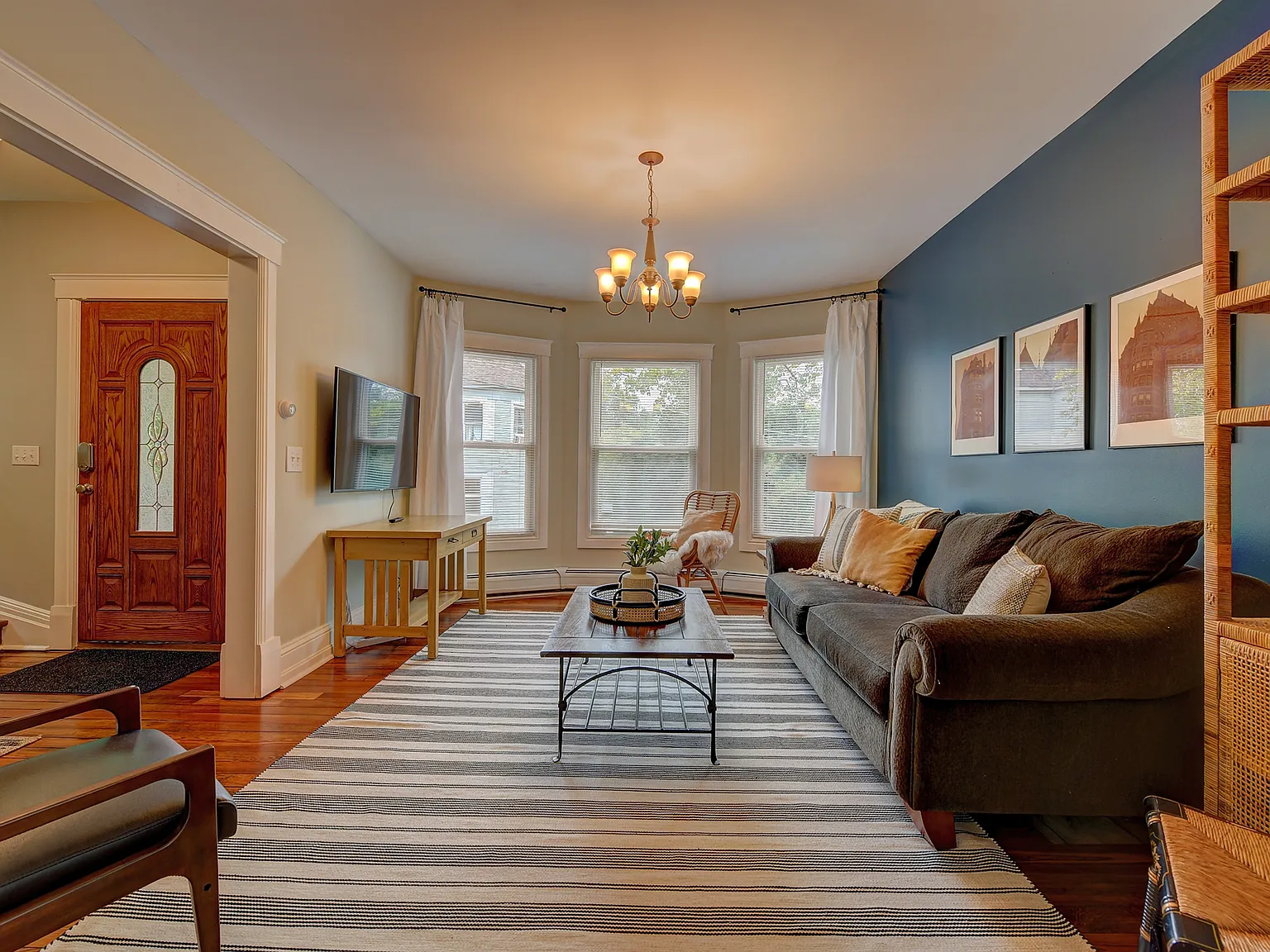 3 bed, 1.5 bath, 1713 sqft, $4,095 — Photo 3