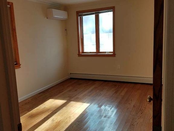 4th image of 15010 Roosevelt Ave