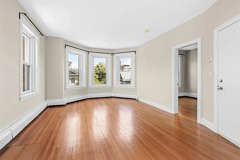 1 bed, 1.0 bath, 635 sqft, $1,770 — Photo 2
