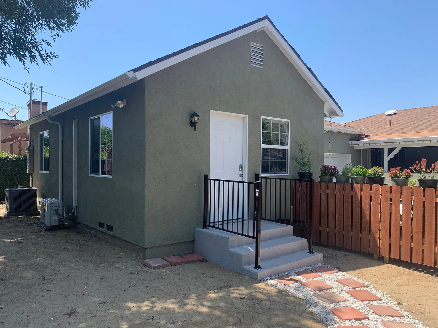 N Claybeck Ave, Burbank — Photo 4