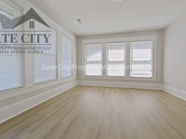 1105 Adams St — Photo 14