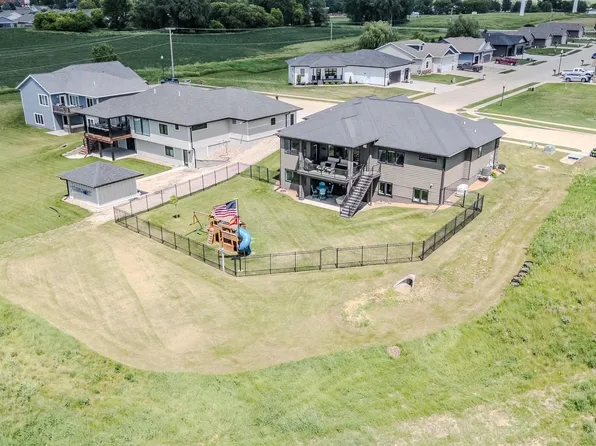 3210 Jolly Ct, Spirit Lake, IA 51360