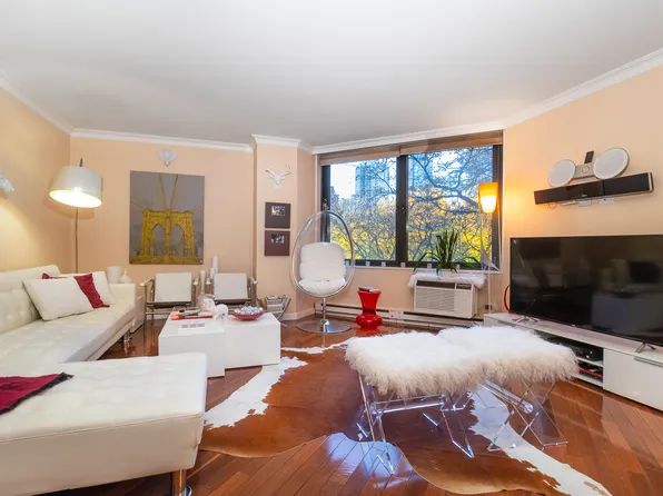 1641 Third Avenue image 1 of 13