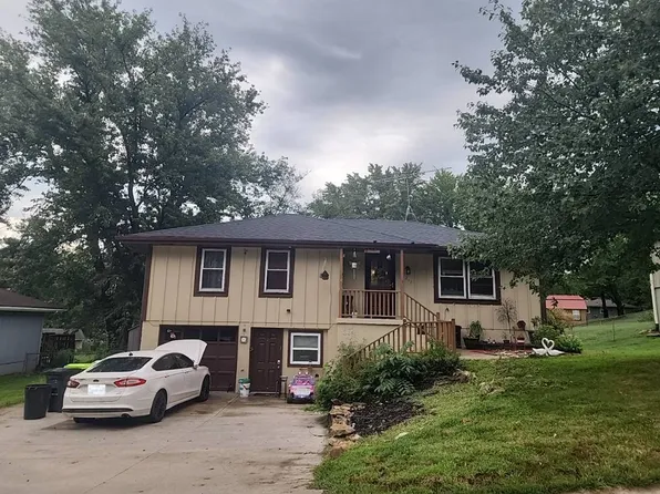 217 SW 20th St, Oak Grove, MO 64075