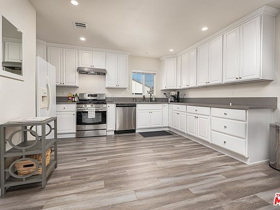 2nd image of 6511 Clybourn Ave