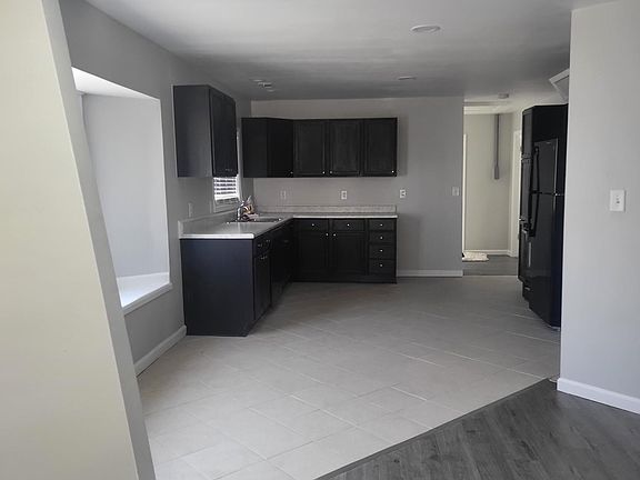 3rd image of 615 W Benton Ave