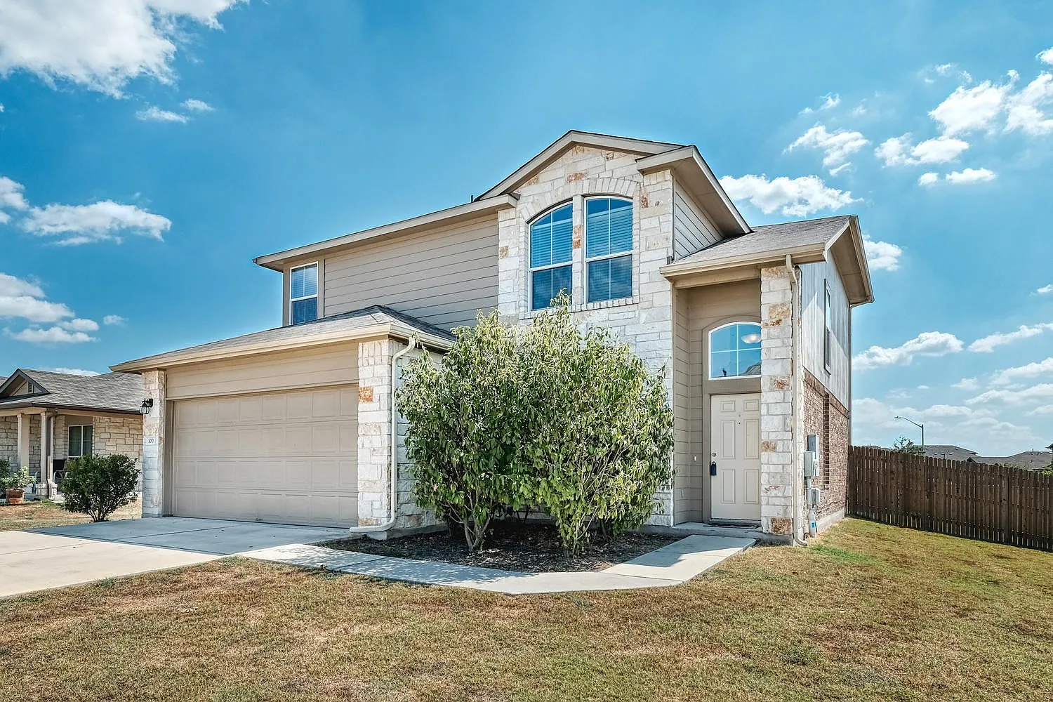 Beautiful 4/2.5/2 two story with office on oversized corner lot! — Photo 1