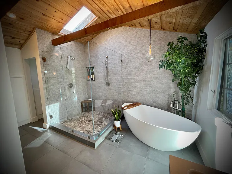 5' x 5' Shower, 2 shower heads, luxury tub...