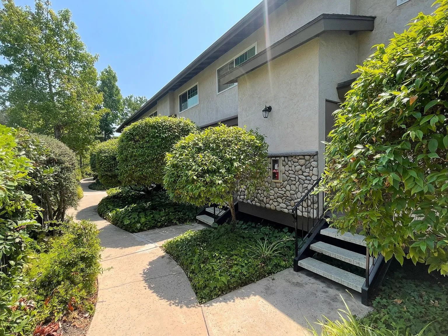 2 bed, 1.5 bath, 1100 sqft, $2,500 — Photo 3