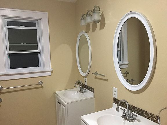 2nd Floor Bathroom w/2 sinks