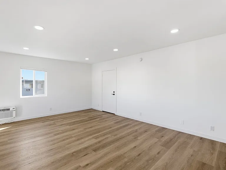 7305 Variel Avenue — Photo 18