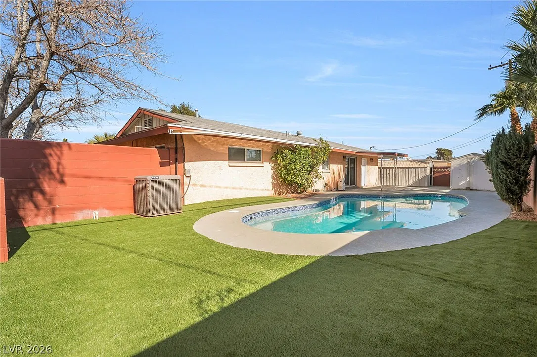3 bed, 2.0 bath, 1780 sqft, $2,195 — Photo 2