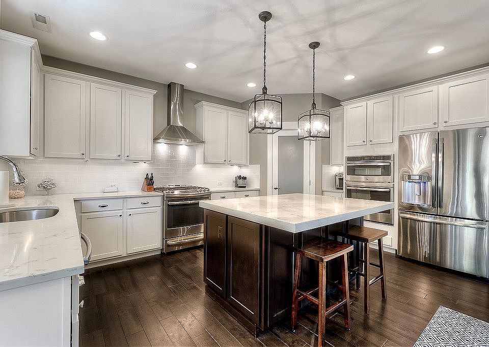 Stylish large kitchen 