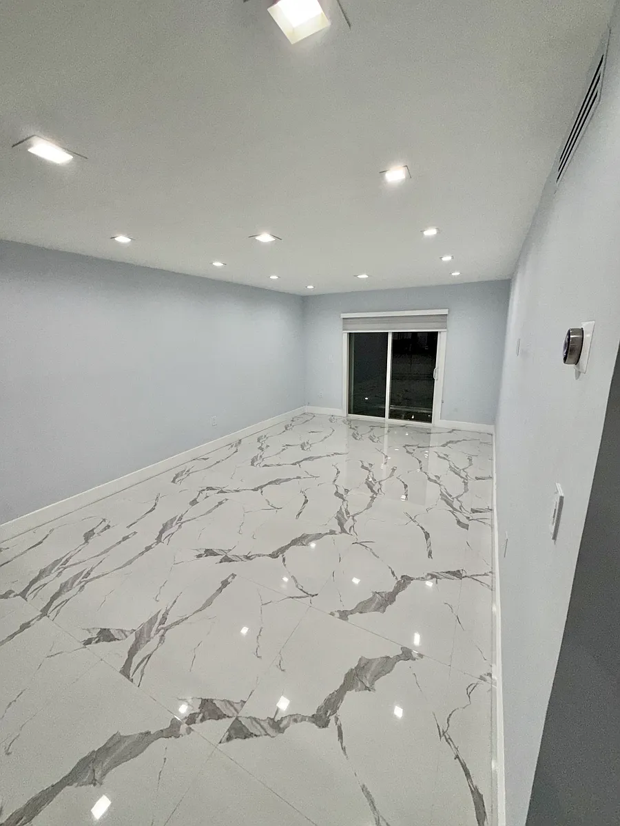 Building Photo - 1100 W 35th St #4