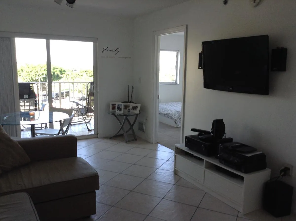 2 bed, 870 sqft, $2,100 — Photo 1