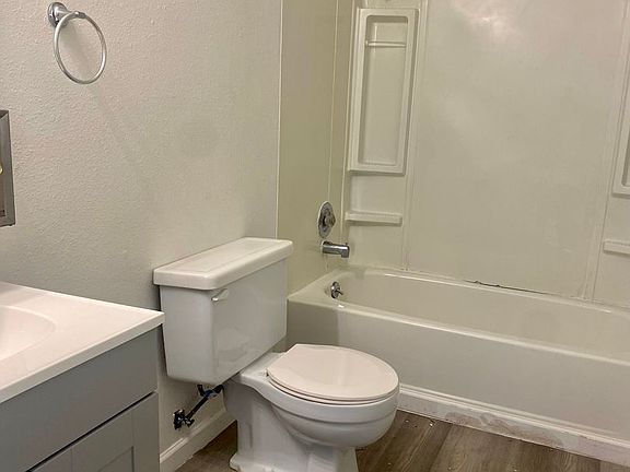 5th image of 515 E Hawthorne Rd APT 19