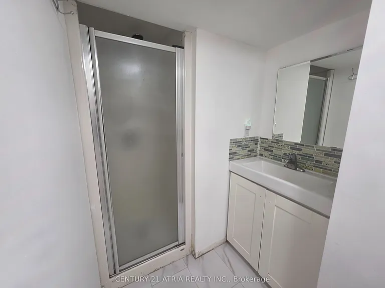 19 Meadowview Ave #LOWER — Photo 7